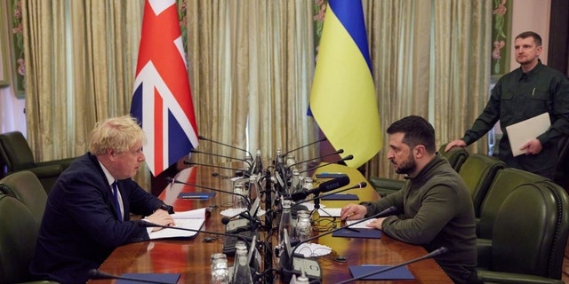 İngiltere Başbakanı Boris Johnson, 9 Mart 2022 Cumartesi günü Kiev'de Ukrayna Cumhurbaşkanı Volodymyr Zelensky ile bir araya geldi.