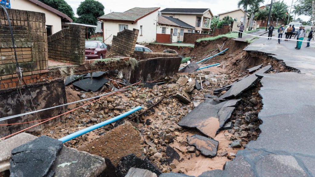Güney Afrika'da sel: Seller Güney Afrika'da yolları silip süpürdükten ve evleri yıktıktan sonra 300'den fazla kişi öldü
