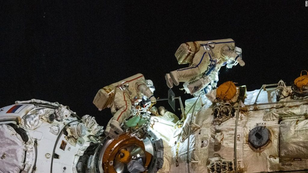 Ruslar robotik kolu harekete geçirmek için uzay yürüyüşü yapıyor