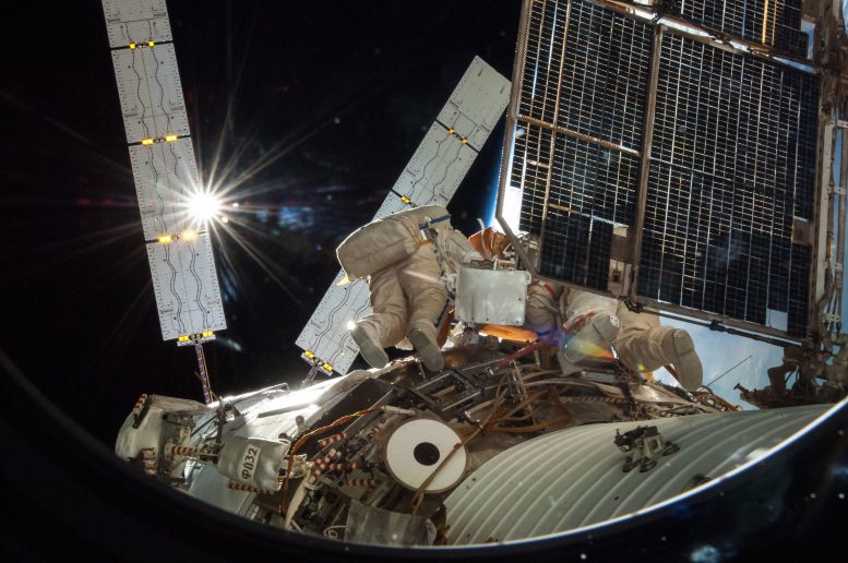 Kozmonotlar Oleg Artemyev ve Alexander Skvortsov Uzay Yürüyüşü 2014