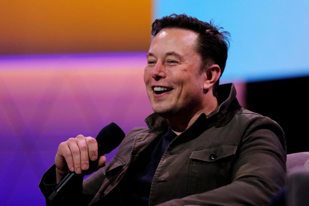 Elon Musk, arkadaşlarının ekstra yatak odalarında uyuduğunu söyledi