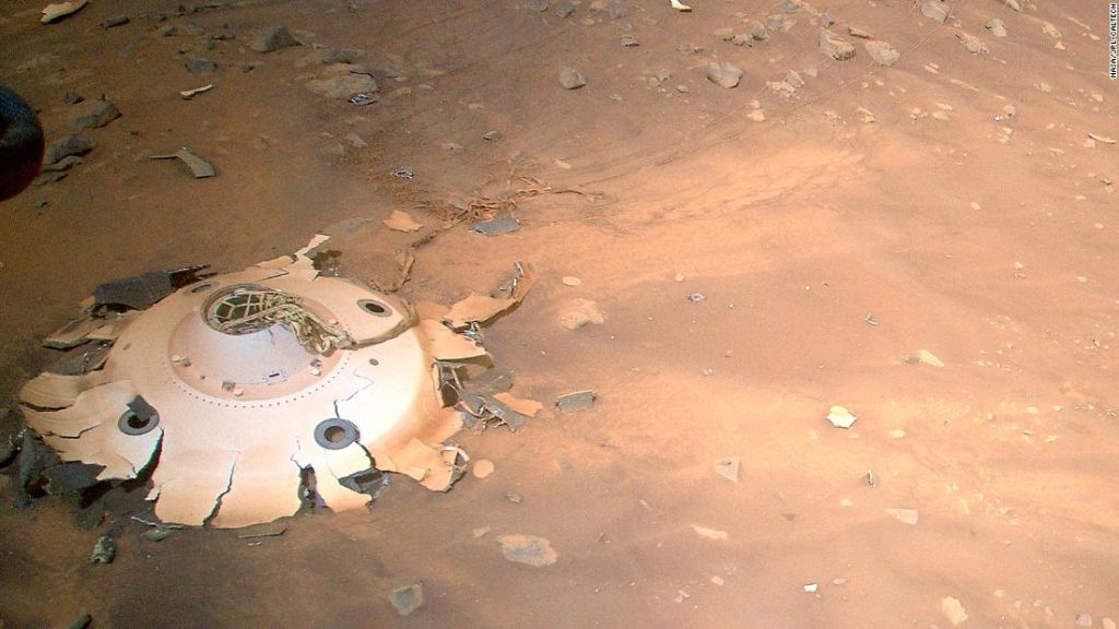 Usta bir helikopter Mars'taki enkaz alanının fotoğraflarını çekiyor