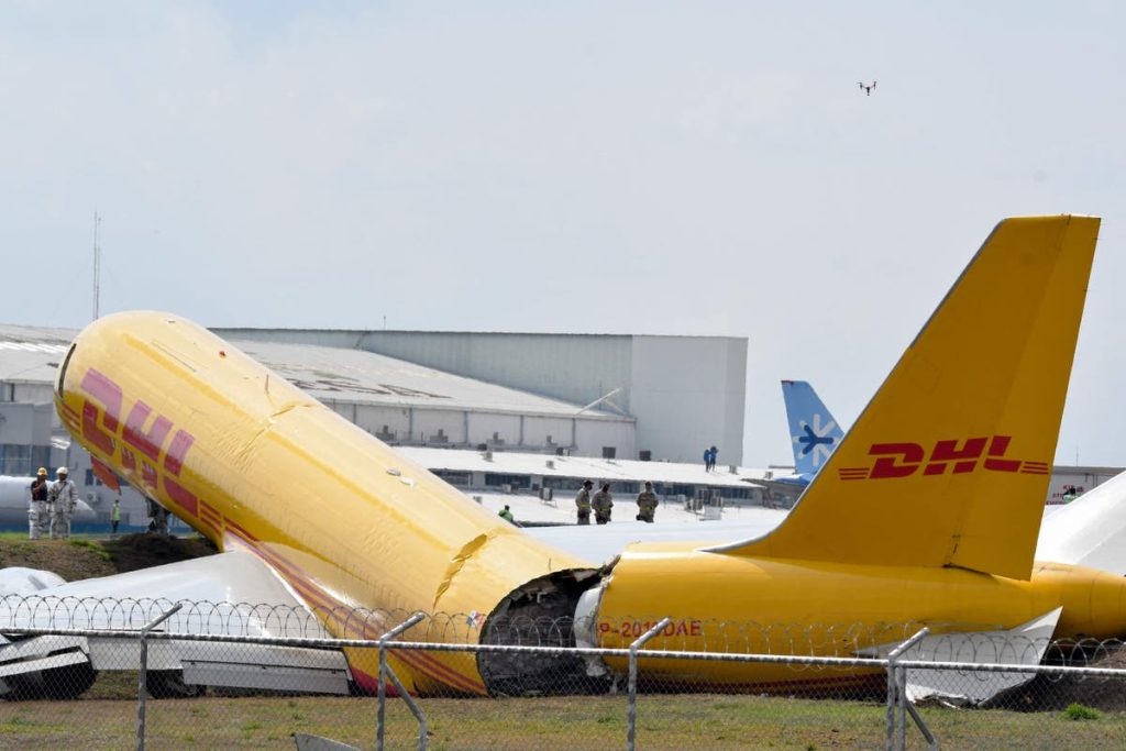 DHL kargo uçağı Kosta Rika havaalanına acil iniş yaparken yarı yarıya düştü