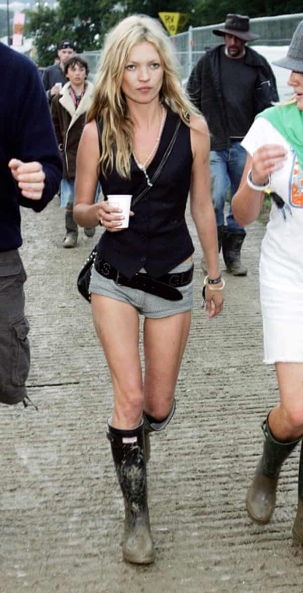 Kate Moss, 2005 yılında Glastonbury'de giydikten sonra Wells Hunter'a bir destek verdi.