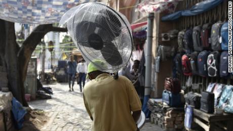 Hindistan'ın Kalküta kentinde bir sıcak hava dalgası sırasında bir adam bir yelpaze tutuyor.
