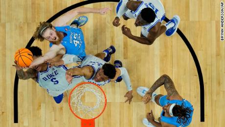 UNC ve Kansas, Efsanevi Duke Antrenörü Mike Krzyzewski'nin Kariyerinin Sona Ermesiyle NCAA Erkekler Basketbol Turnuvasına Katılıyor