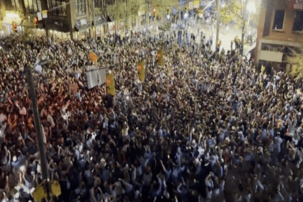 North Carolina Tar Heels taraftarları Final Four zaferini Chapel Hill sokaklarında kutluyor