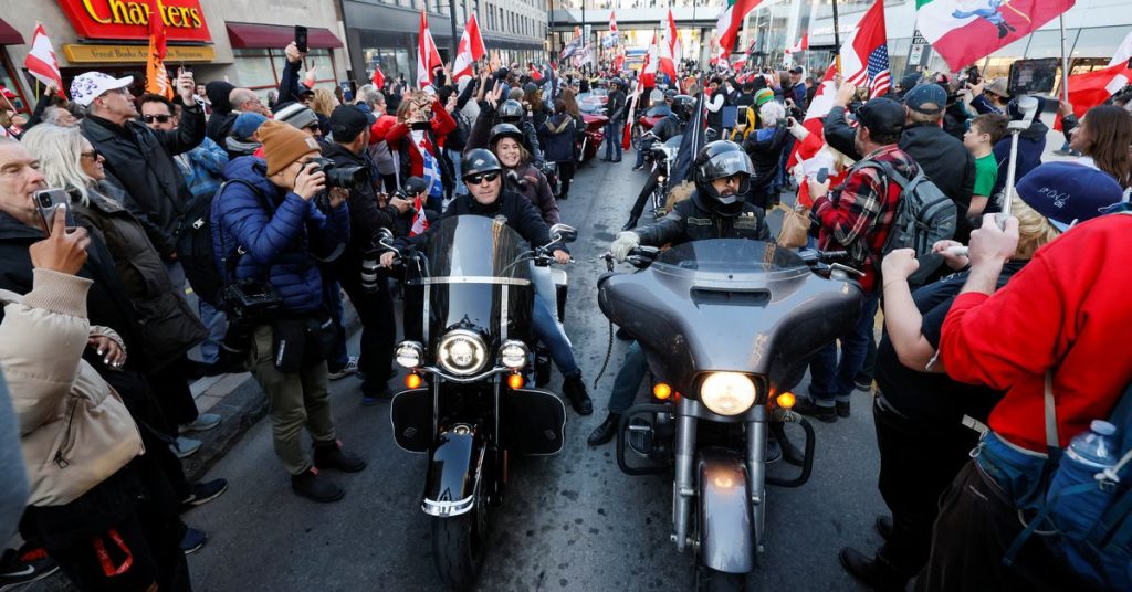 Polis, Kanada'nın başkentinde bir motosikletli geçit töreni şiddete dönüştüğü için birkaç kişiyi tutukladı