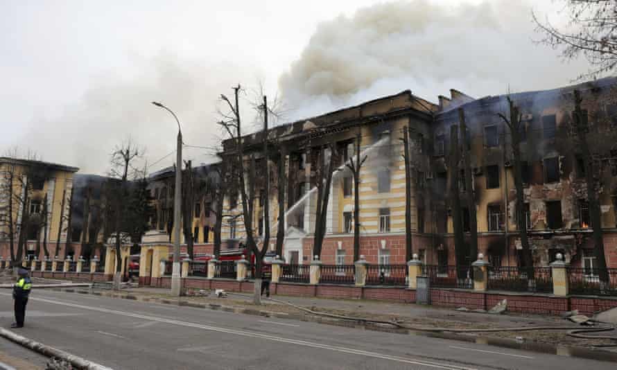 İtfaiyeciler, Rusya'nın Tver kentindeki Hava Savunma Kuvvetleri Merkez Araştırma Enstitüsü'nün yanan binasındaki hortumu indirdi.