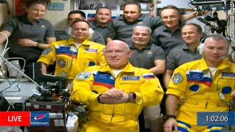 Rus kozmonotları  bunalmış & # 39 ;  Bir NASA astronotu, Uluslararası Uzay İstasyonuna sarı uzay giysileriyle gelme konusundaki tartışmalar hakkında şunları söyledi: