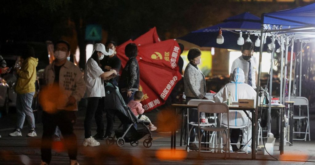 Şanghay, Corona virüsünden etkilenen bölgelerin etrafına çit çekti ve bu da yeni protestolara yol açtı.