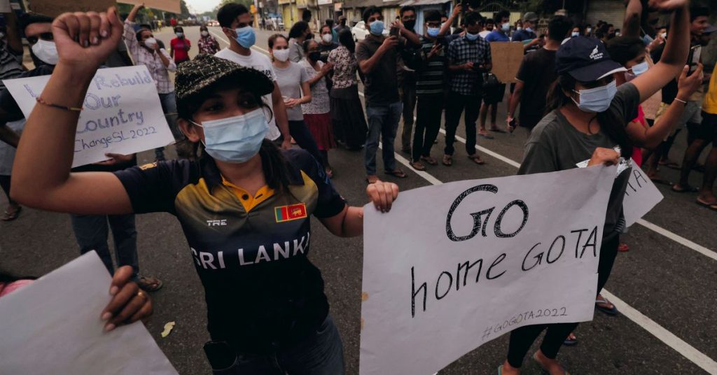 Sri Lanka protestocuları sokağa çıkma yasağına karşı çıktı, polis öğrencilere göz yaşartıcı gaz sıktı