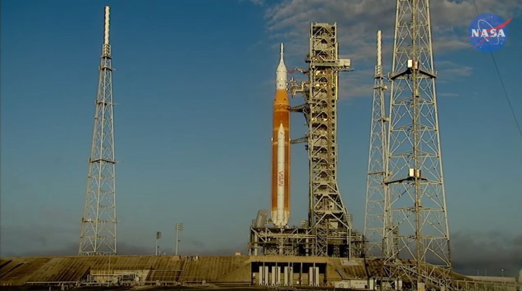 Test sırasında NASA'nın Artemis 1 roket fırlatma rampasına yıldırım düştü