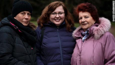 Mila Turchin (ortada), üzücü bir yolculuğun ardından nihayet annesi Luba (sağda) ve kız kardeşi Vita (solda) ile Polonya'da yeniden bir araya geldi.