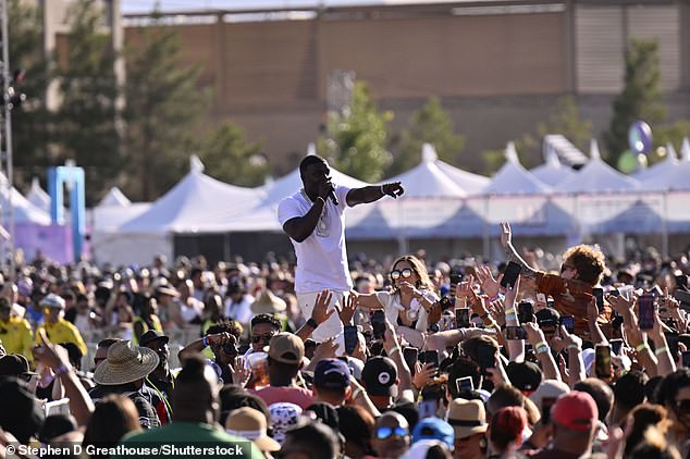 Akon gibi sanatçıların yer aldığı Cumartesi gecesi müzik festivaline binlerce hip-hop ve R&B hayranı katıldı
