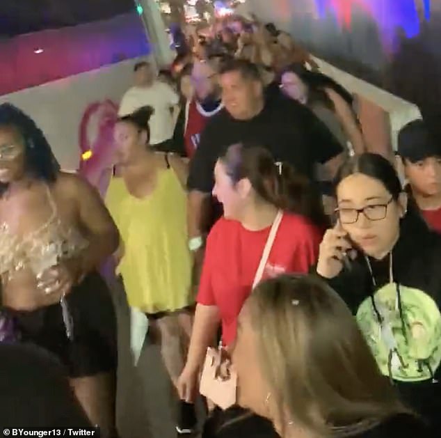İnternette yayınlanan görüntülerde, Aşıklar ve Dostlar Festivali'nde bir silahlı saldırı haberinin ardından sokaklarda yürüyen binlerce hip-hop ve R&B hayranı görülüyordu.