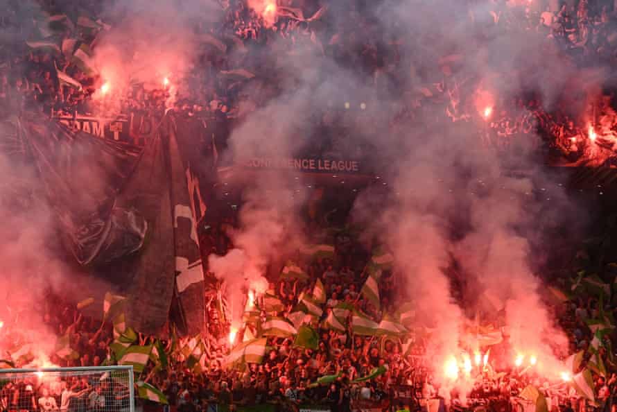 Feyenoord taraftarları Avrupa Ligi finalinde Roma'ya karşı meşalelerini yaktı.