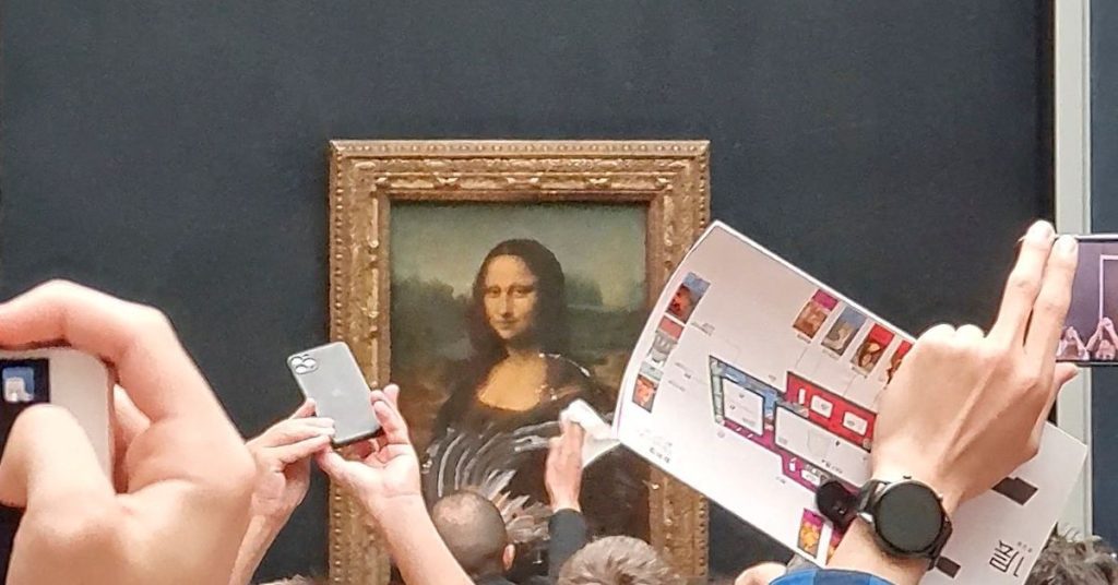 Mona Lisa, iklim protesto gösterisinde zarar görmedi ancak kremaya bulandı
