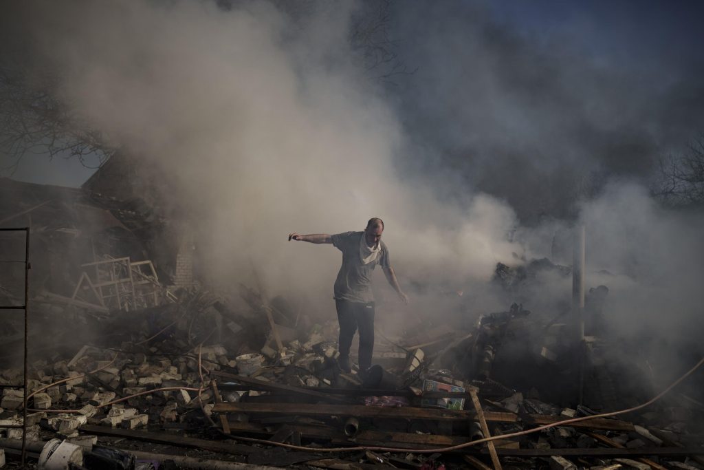 AP FOTOĞRAFLARI: Ukrayna'da 10 hafta, bu da fotoğrafları unutmayı zorlaştırıyor