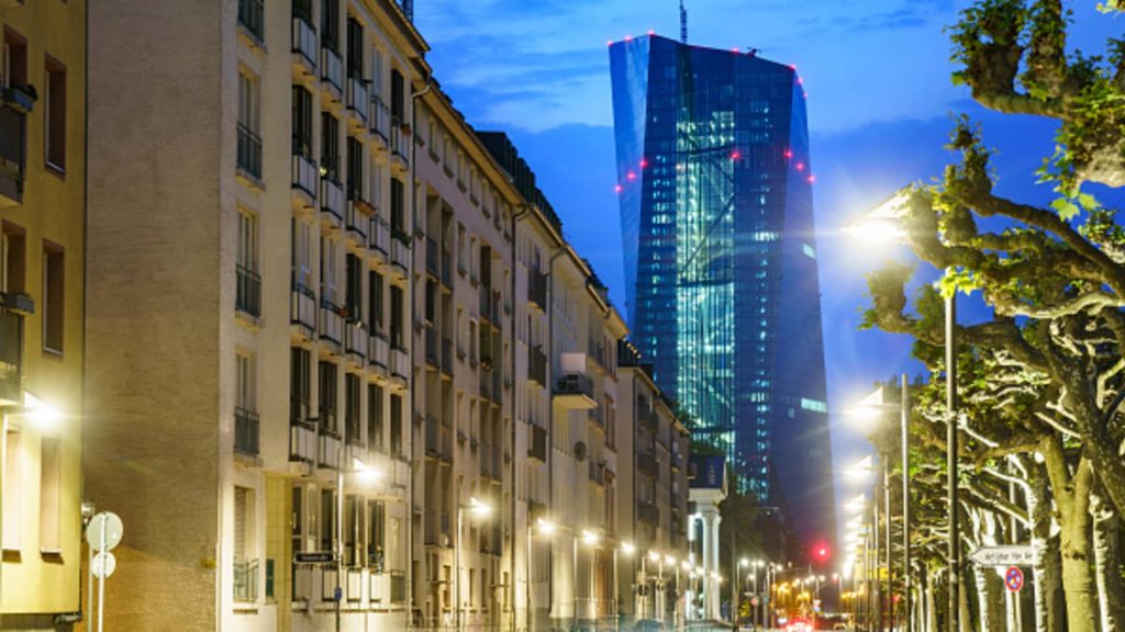 Avrupa Merkez Bankası üyesi faiz oranlarını yükseltmek için hızlı hareket için bastırıyor