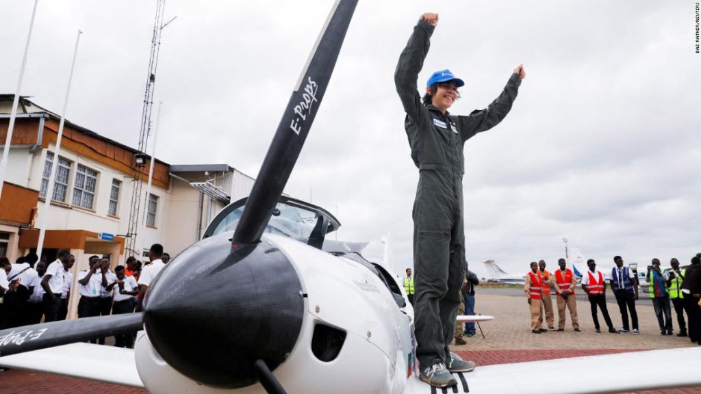 Genç pilot rekor uçuş denemesinin ortasında Kenya'ya indi