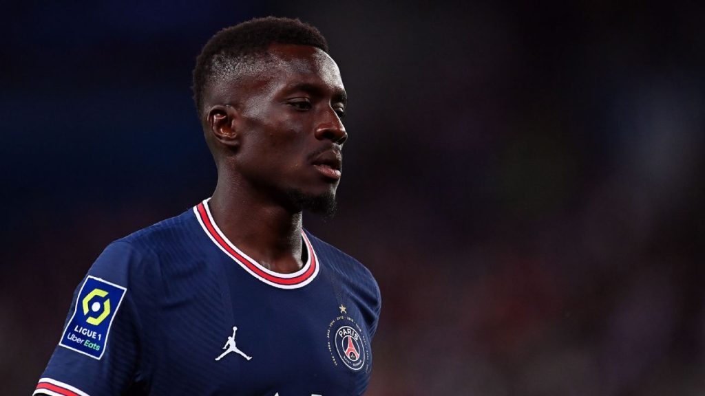 Idrissa Gueye, Paris Saint-Germain'den gökkuşağı formasının yokluğunu açıklamasını istedi