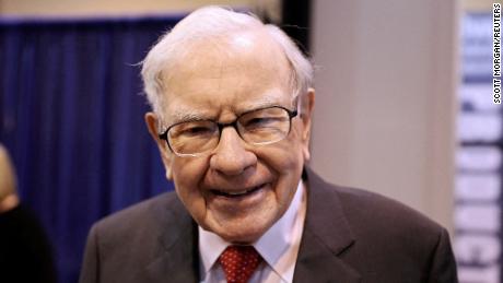 Buffett, Berkshire'ın başarısının daha çok aklı başında olmakla ilgili olduğunu söylüyor.  & # 39;  zeki & # 39;