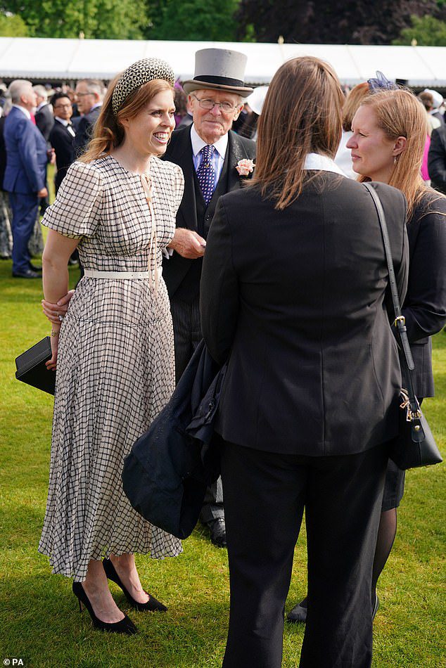 Prenses Beatrice, bugün Buckingham Sarayı'ndaki bir bahçe partisinde Cambridge Dükü ve Düşesi'ne katıldığında 320 sterlinlik bir Portre elbisesiyle zarifti.