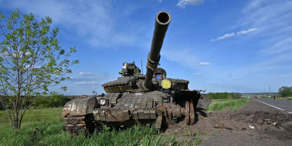 Ukraynalı gönüllü savaşçılar, Rus kuvvetlerine karşı "Tavşan" adlı bir tank kullanıyor