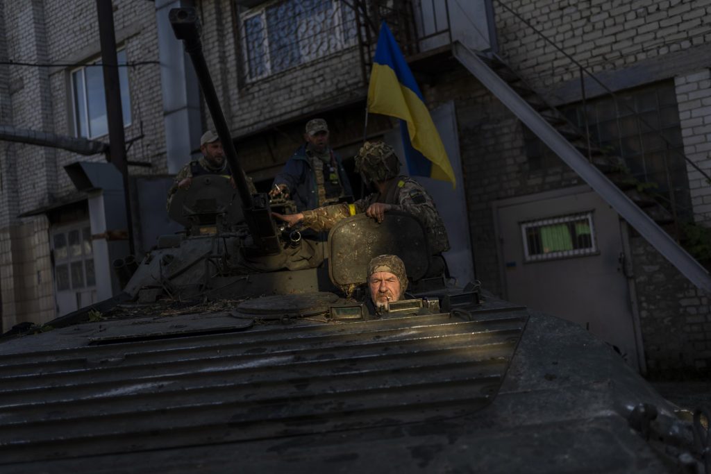 Zelensky cepheyi ziyaret ederken Ukrayna ve Rusya doğuda savaşıyor