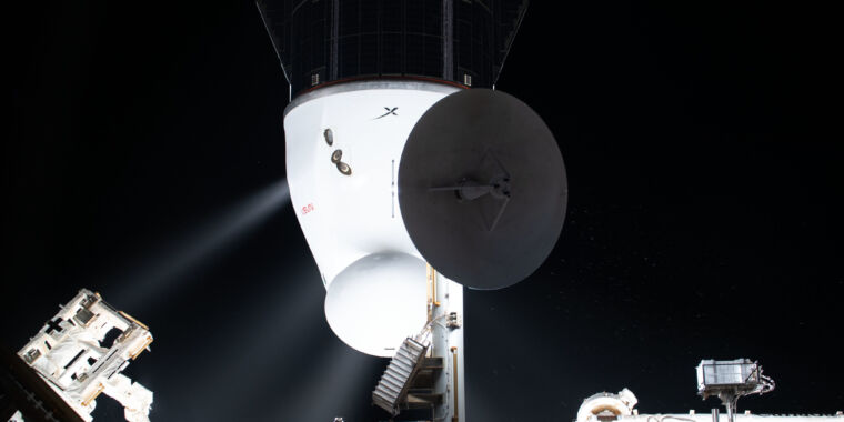 NASA ve SpaceX, hidrazin sorununu incelemek için Dragon'un fırlatılmasını durdurdu