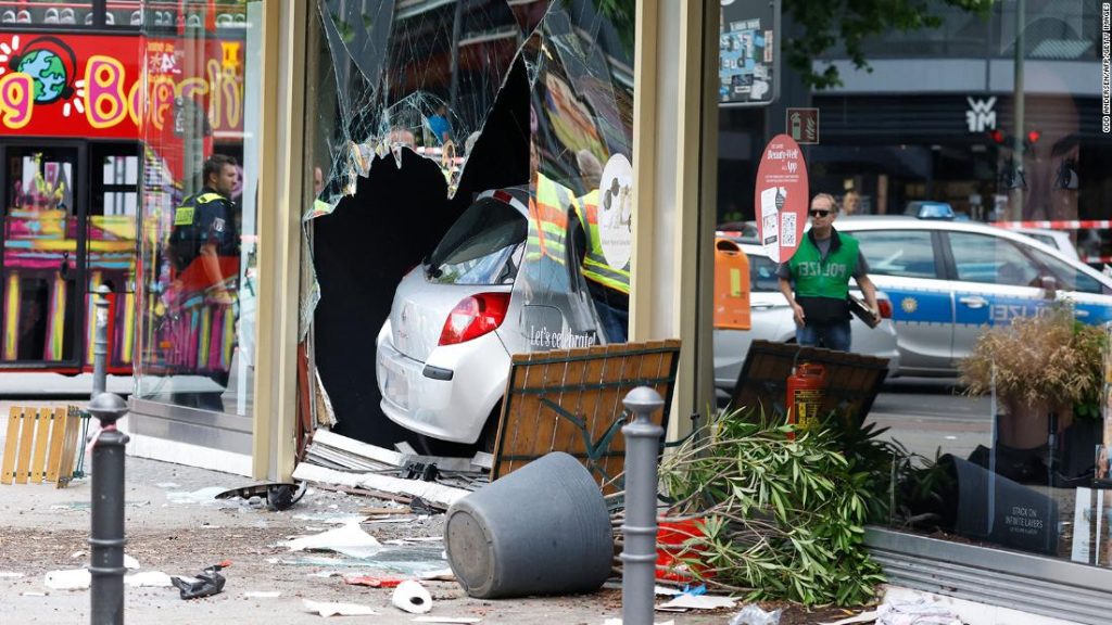 Berlin: Bir otomobilin kalabalığa çarpması sonucu bir kişi öldü, çok sayıda kişi de ağır yaralandı.
