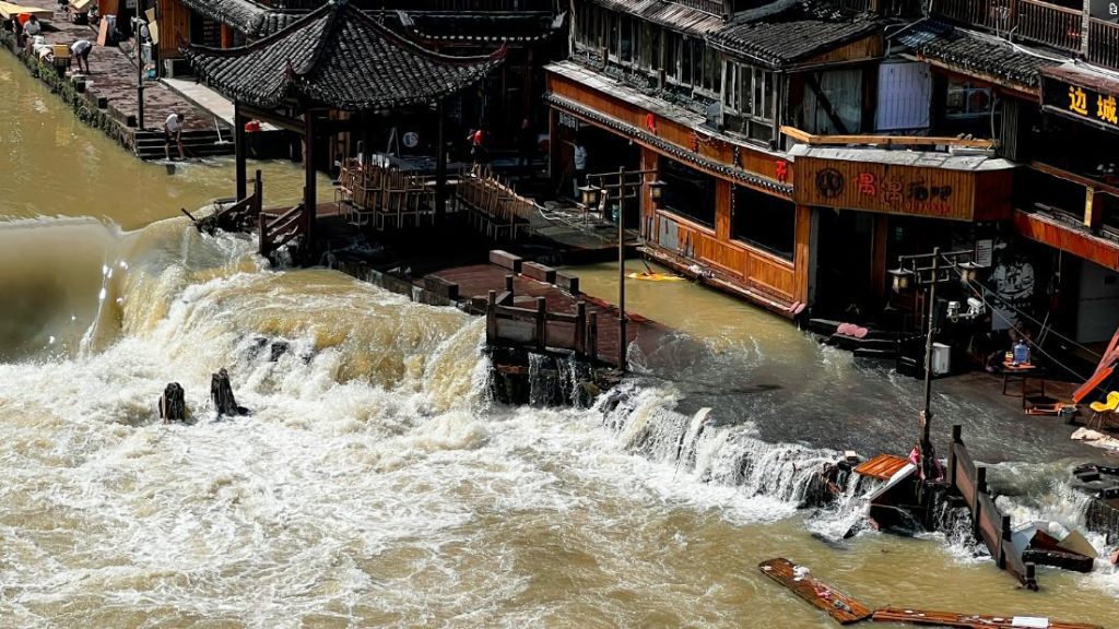 İklim değişikliği sel mevsimlerini artırdığı için şiddetli yağışlar güney Çin'de düzinelerce insanı öldürdü