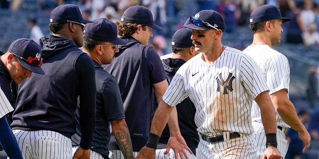 New York Yankees'ten Matt Carpenter, 12 Haziran 2022 Pazar günü New York'ta Chicago Cubs'a karşı kazandıkları zaferden sonra takım arkadaşlarıyla kutluyor.