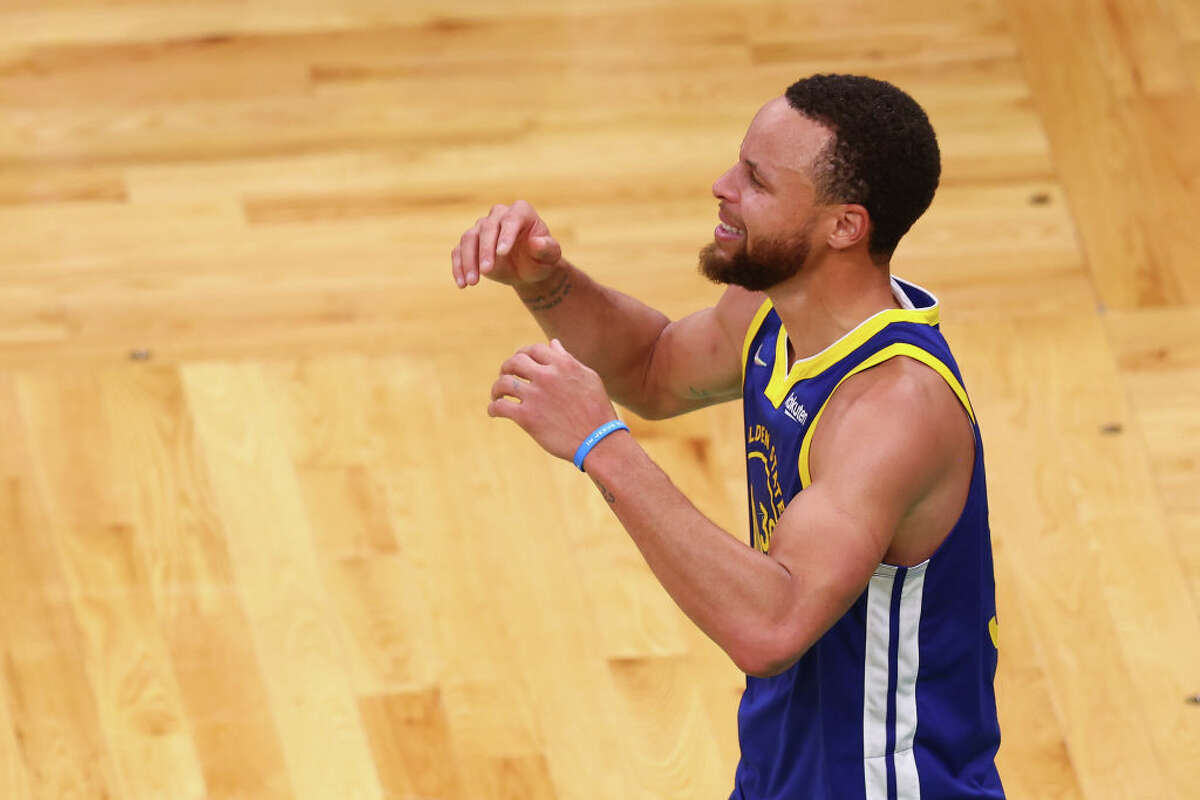 Stephen Curry'nin Golden State Warriors'ın 30. oyuncusu, 16 Haziran 2022'de Boston'da TD Garden'da düzenlenen 2022 NBA Finallerinin Altıncı Maçında Boston Celtics'i 103-90 mağlup ettikten sonra tepki gösteriyor.