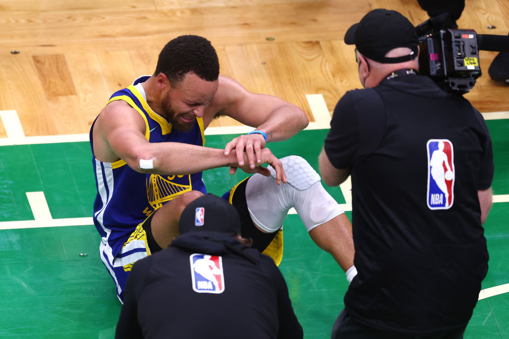 Golden State NBA Finallerini kazandıktan sonra Curry sahada ağladı