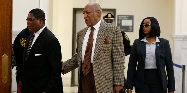 Bill Cosby (C), bir düzineden fazla sanığın önümüzdeki yıl Norristown, Pensilvanya'daki cezai seks davasında tanıklık edip edemeyeceği konusunda savcılarla olan savaşını yenilemeleri beklendiği için duruşma salonuna giriyor, 13 Aralık 2016 REUTERS /David Mailletti / Paul
