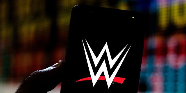Bu bilgi grafiğinde, bir akıllı telefonda World Wrestling Entertainment (WWE) logosu görüntülenir.