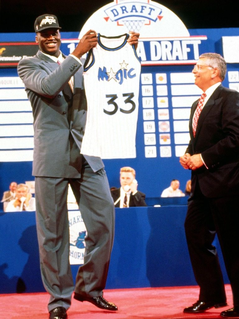 Shaquille O'Neal, 1992 NBA Draftı'nda 1. seçildikten sonra.