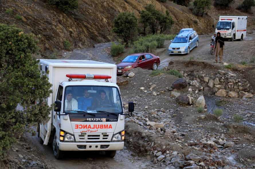 Bir ambulans depremzedeleri Paktika eyaletindeki bir hastaneye taşıyor.