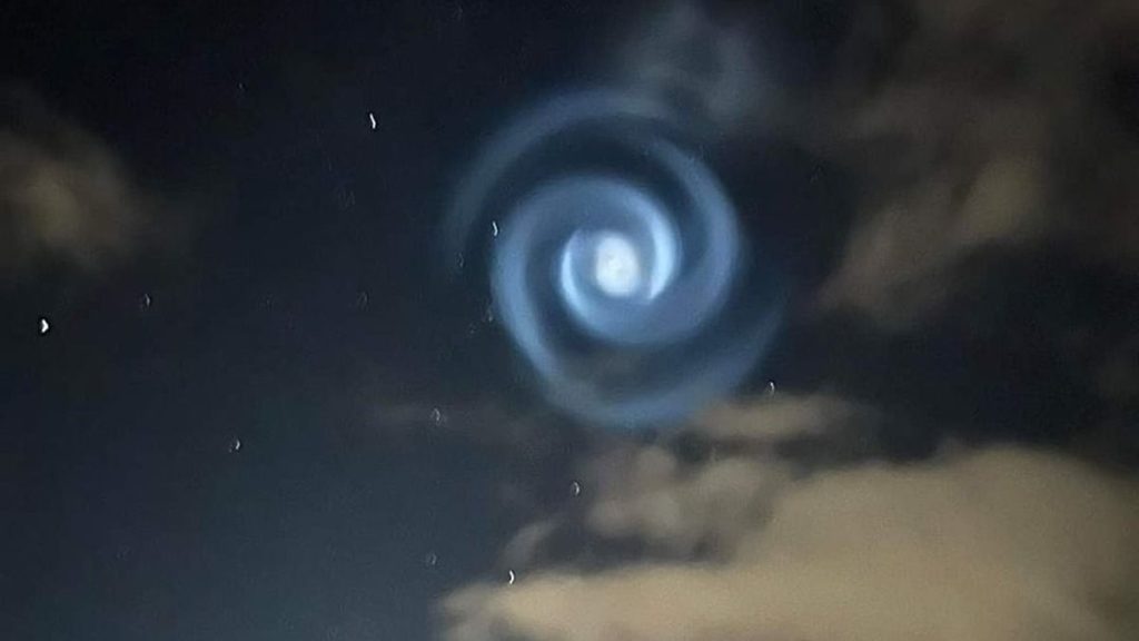 Bir SpaceX roketi tarafından yapılmış Yeni Zelanda gökyüzündeki vahşi mavi girdap (fotoğraf)