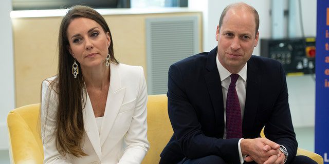 Cambridge Düşesi Prens William ve Catherine, 22 Haziran 2022'de Londra'daki Brixton House'daki Elevate Girişimi ziyareti sırasında katılımcılarla konuşuyor.