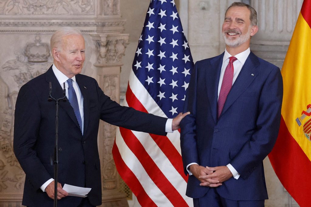 İspanya Kralı 6. Felipe, Başkan Joe Biden'ın bariz bir şakasına gülüyor.