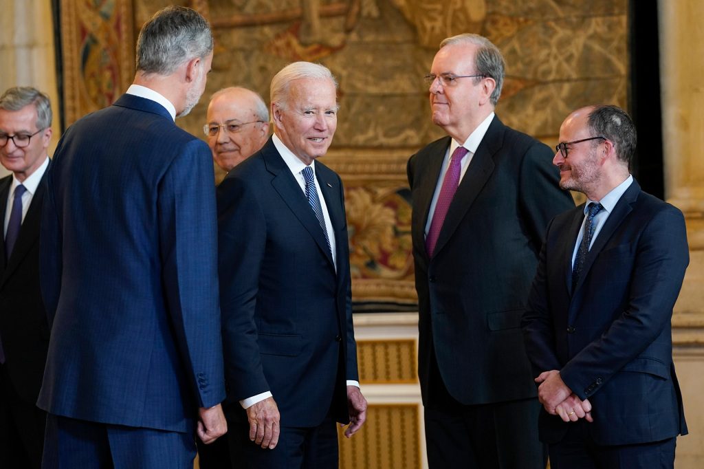 Başkan Joe Biden, 28 Haziran 2022 Salı günü Madrid'deki Kraliyet Sarayı'nda İspanya Kralı 6. Felipe ve İspanyol heyetiyle bir araya geldi.