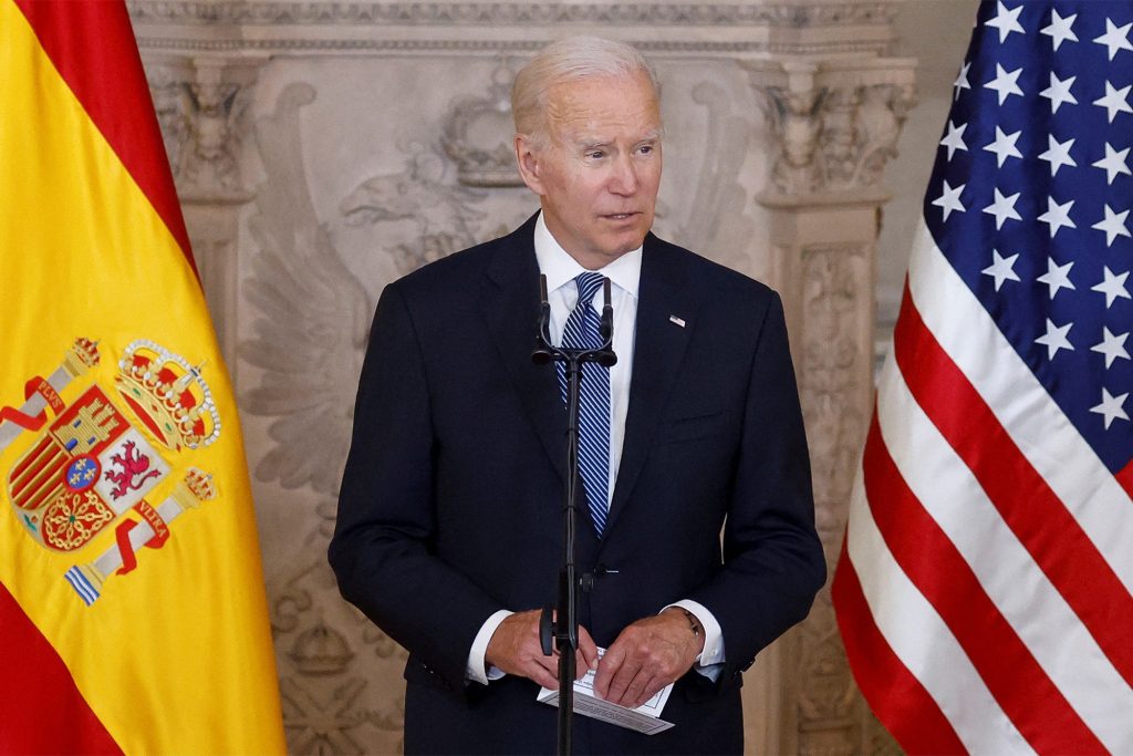 ABD Başkanı Joe Biden, 28 Haziran 2022'de İspanya'nın Madrid kentinde yapılacak NATO zirvesi öncesinde Kraliyet Sarayı'nda İspanya Kralı 6. Felipe ile bir araya geldiğinde konuşuyor.