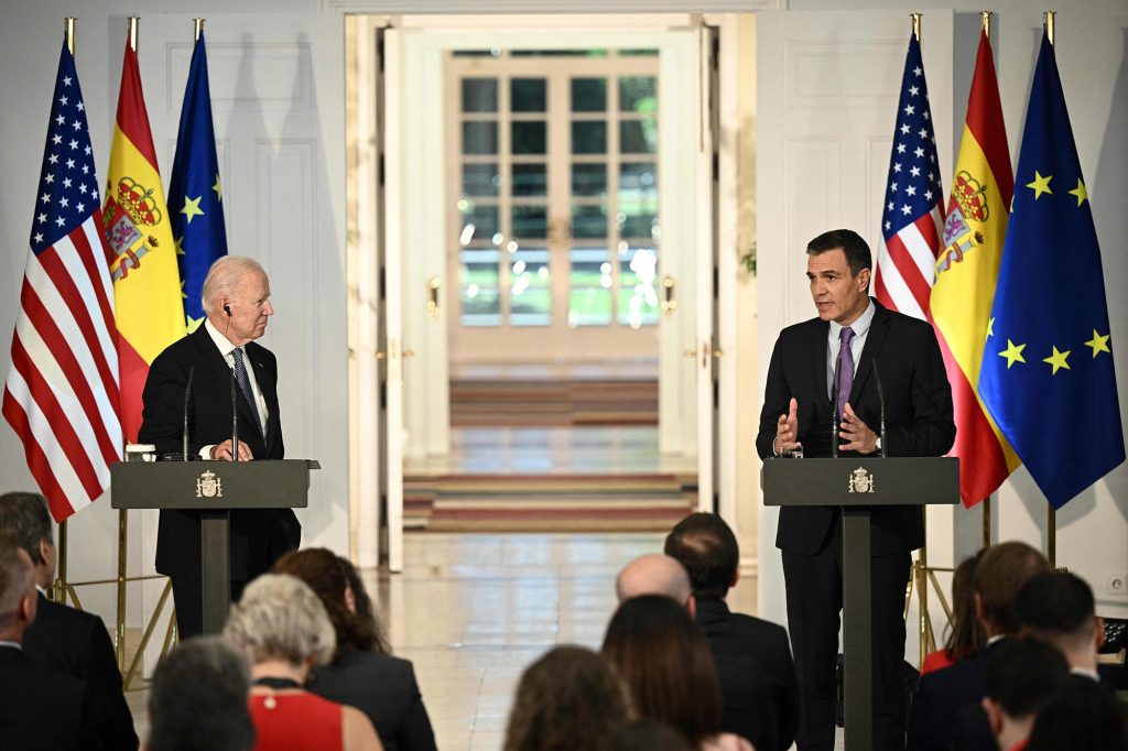 ABD Başkanı Joe Biden (solda) ve İspanya Başbakanı Pedro Sanchez, 28 Haziran 2022'de Kuzey Atlantik Antlaşması Örgütü (NATO) zirvesinin oturum aralarında Madrid'deki La Moncloa Sarayı'nda yaptıkları görüşmenin ardından basın toplantısı düzenledi.