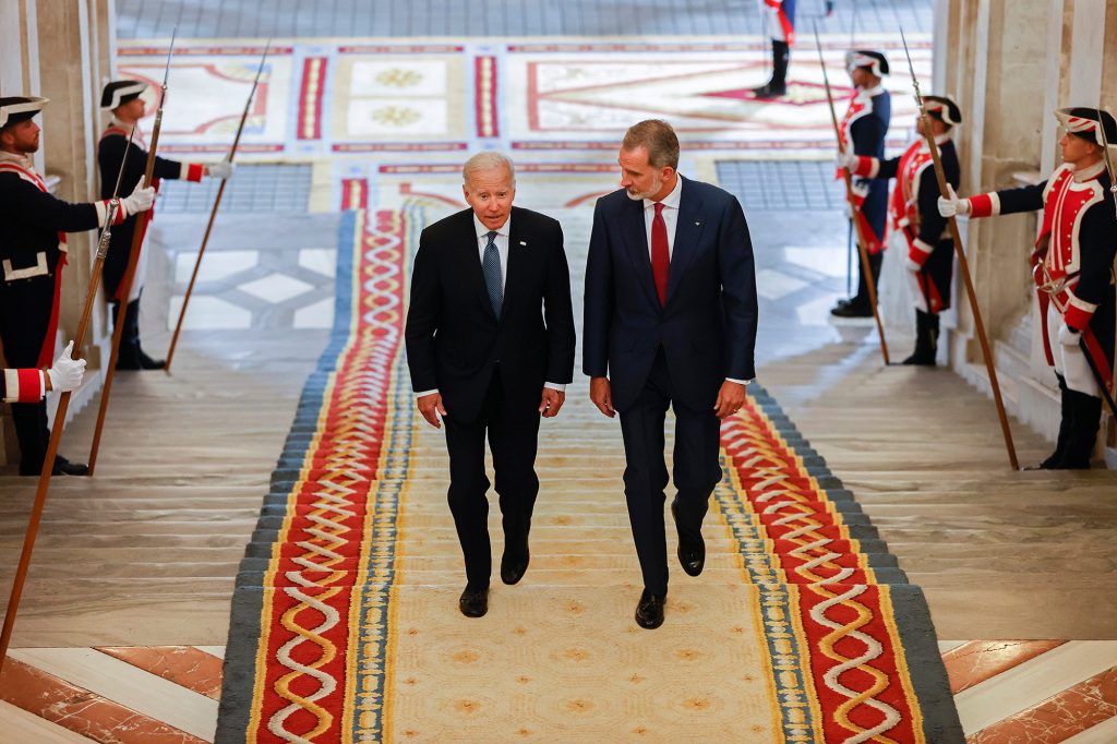 ABD Başkanı Joe Biden, solda ve İspanyol Kralı Felipe, 28 Haziran 2022 Salı, İspanya'nın Madrid kentindeki Kraliyet Sarayı'nın merdivenlerini tırmanıyor. NATO devlet başkanları Salı'dan Perşembe'ye kadar Madrid'deki NATO zirvesinde buluşacak.