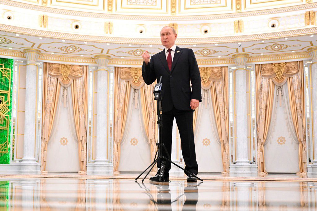 69 yaşındaki Kremlin'in güçlü adamı Perşembe günü Türkmenistan'da gazetecilere verdiği demeçte acı sözler söyledi.