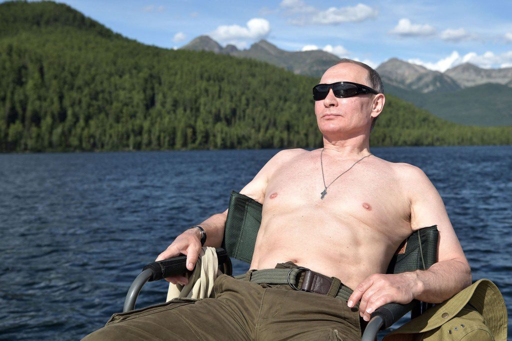 2018'de Putin, gömleksiz şova olan düşkünlüğünü savundu ve yaptığını söyledi. "Saklanmaya gerek yok." 