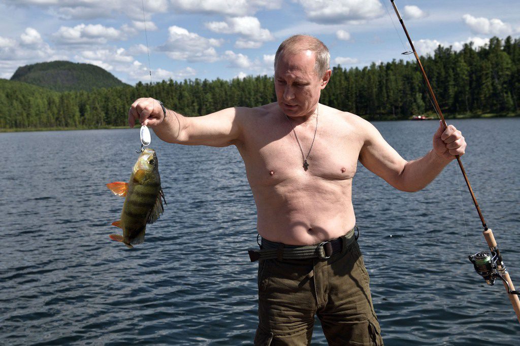 Yukarıdaki fotoğrafta üstsüz avlanırken görüntülenen Putin, dünya liderlerinin sağlıklı bir yaşam sürmek için içki içmeyi ve egzersiz yapmayı bırakmaları gerektiğini söyledi. "Beden ve ruhun uyumu." 
